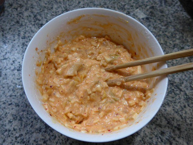 鸡蛋泡菜山药饼步骤7
