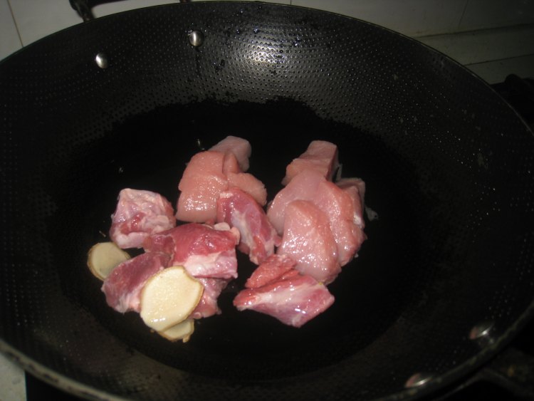 山药银耳瘦肉汤步骤2