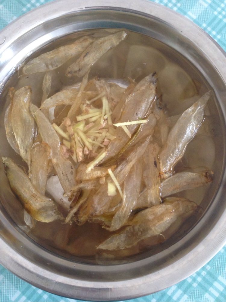 鱼胶红枣甜汤步骤1