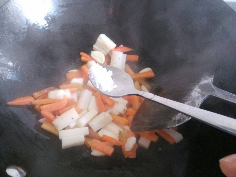 山药炒胡萝卜步骤4