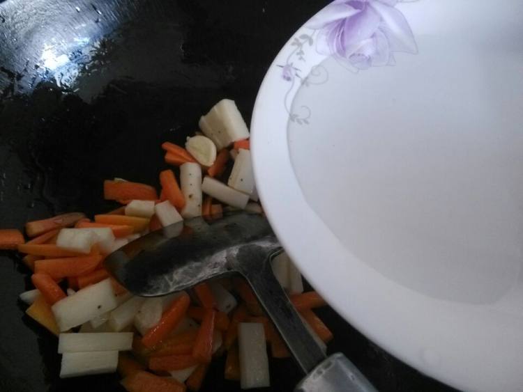 山药炒胡萝卜步骤5