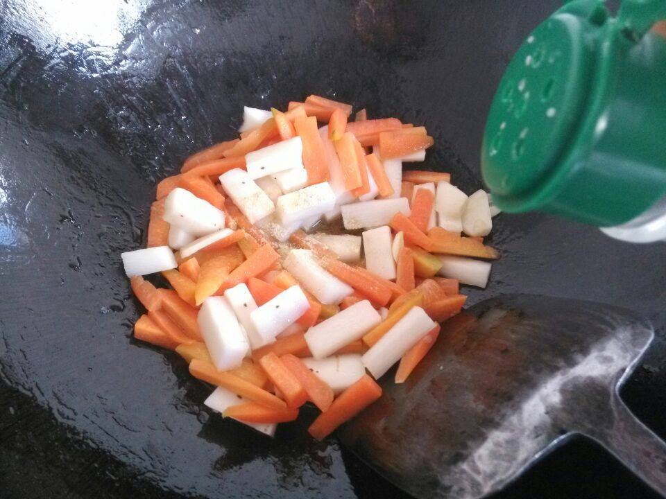 山药炒胡萝卜步骤7