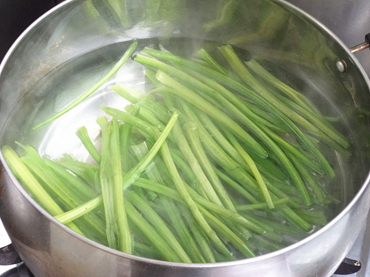 山药炒菠菜茎步骤3