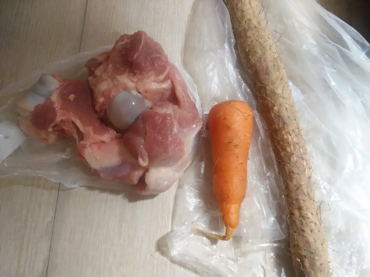 胡萝卜山药炖大骨步骤1