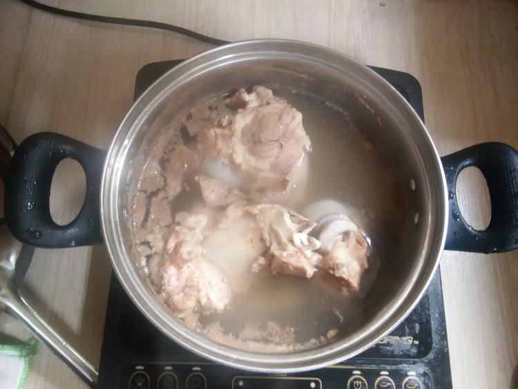 胡萝卜山药炖大骨步骤2