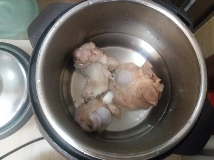 胡萝卜山药炖大骨步骤4