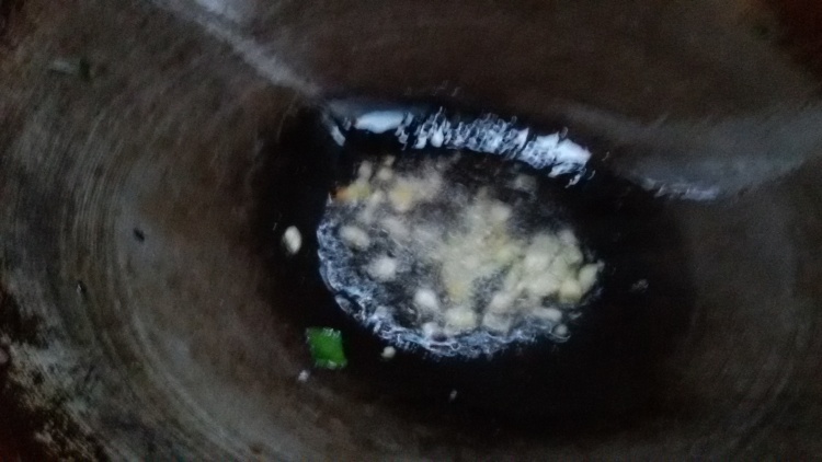 蒜香农家炒山药步骤3