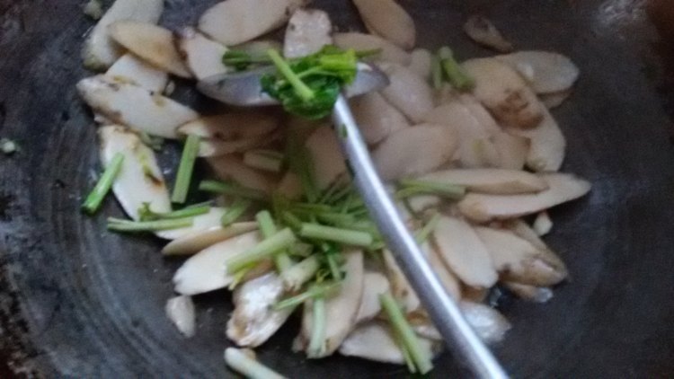 蒜香农家炒山药步骤7