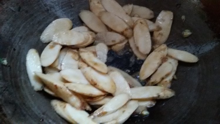 蒜香农家炒山药步骤6