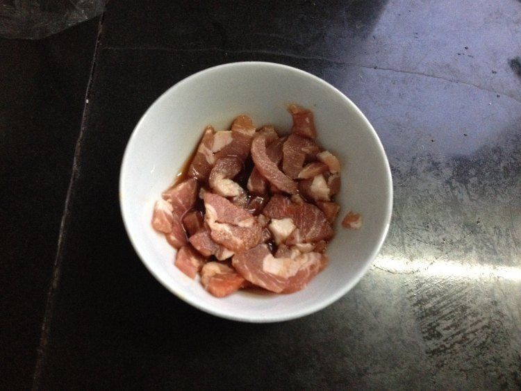 山药黑木耳炒肉片步骤2