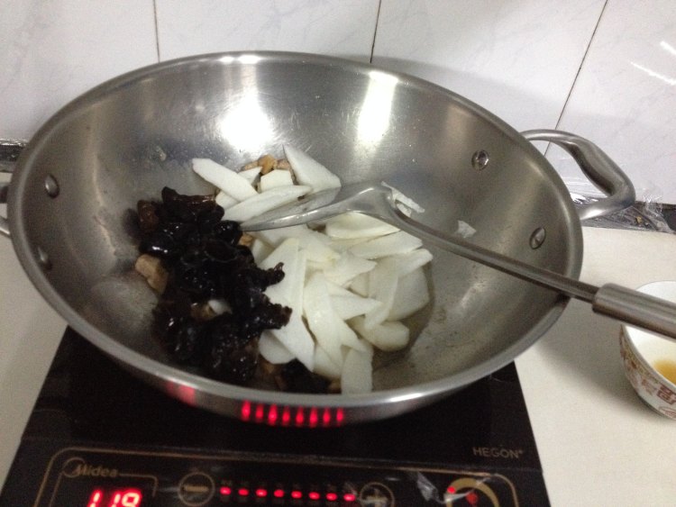 山药黑木耳炒肉片步骤5