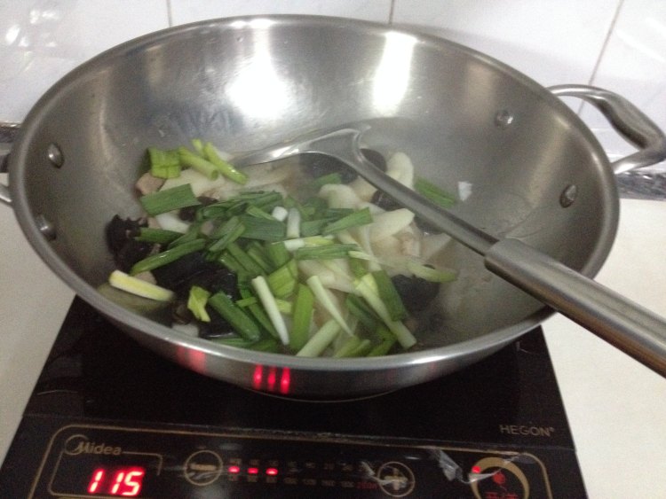 山药黑木耳炒肉片步骤7