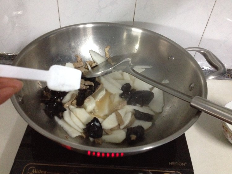 山药黑木耳炒肉片步骤6