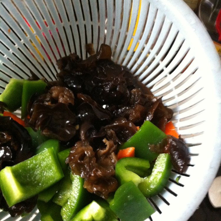 山药青椒炒肉步骤2