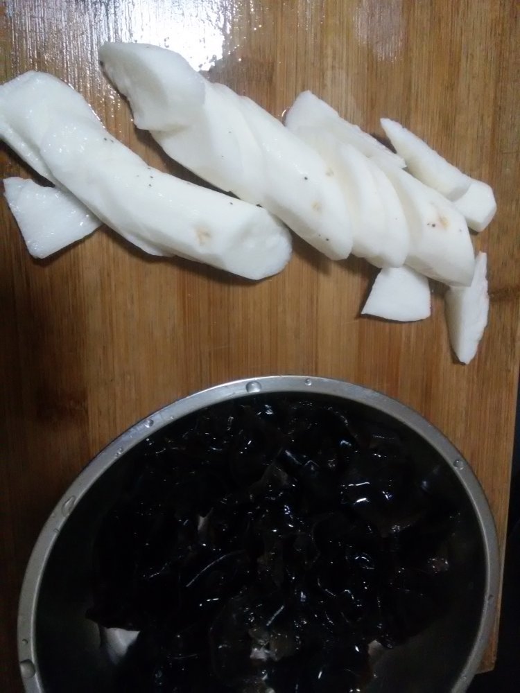 木耳烩山药步骤2