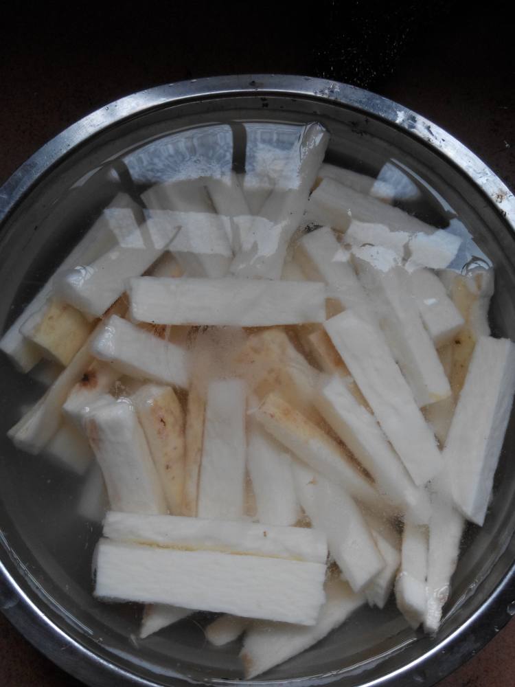 山药木耳炒肉丝步骤1