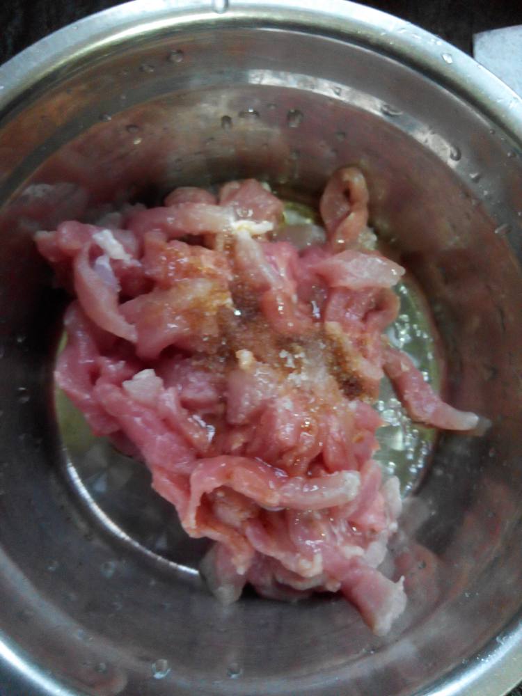 山药木耳炒肉丝步骤4