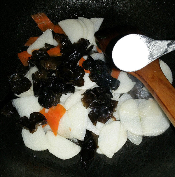 黑白菜爆胡萝卜步骤6