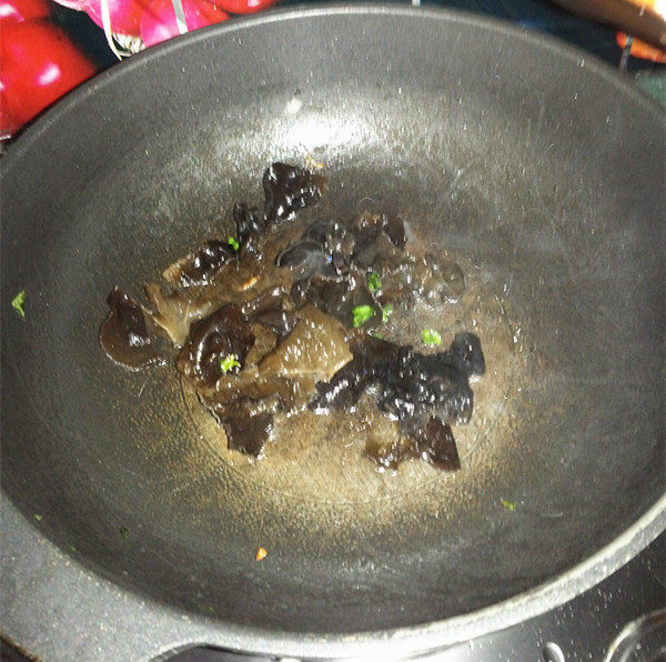 黑白菜爆胡萝卜步骤4
