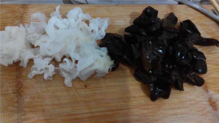 双耳肉片炒山药步骤1