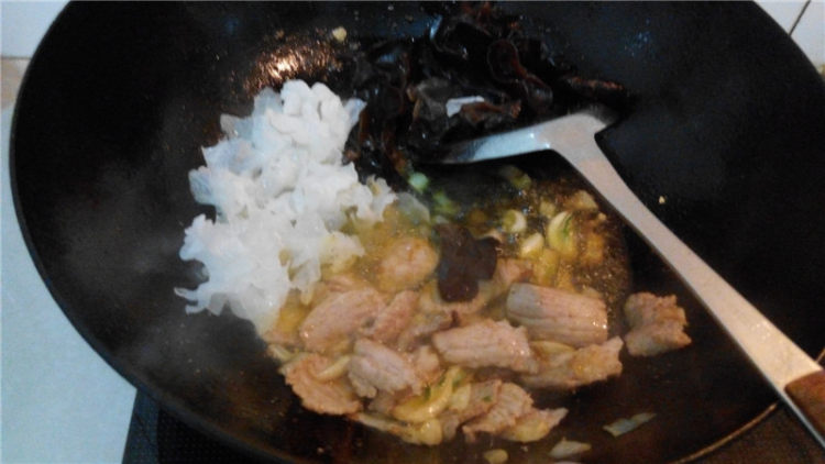 双耳肉片炒山药步骤7