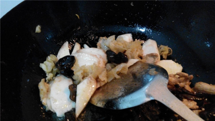 双耳肉片炒山药步骤9