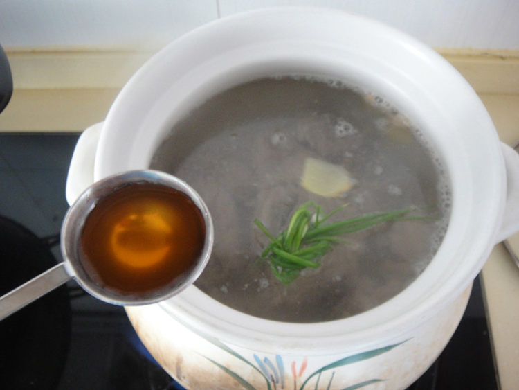 莲子山药猪骨汤步骤7