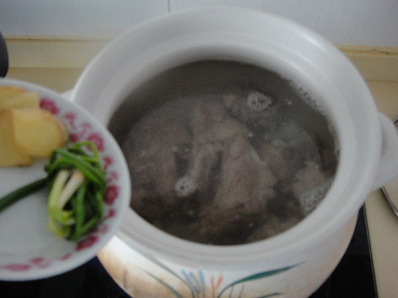 莲子山药猪骨汤步骤6