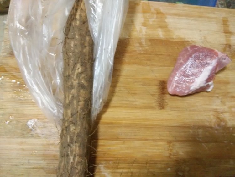 山药炒肉丝步骤1