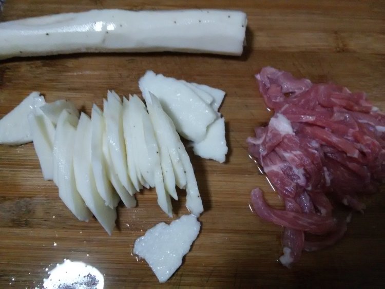 山药炒肉丝步骤2
