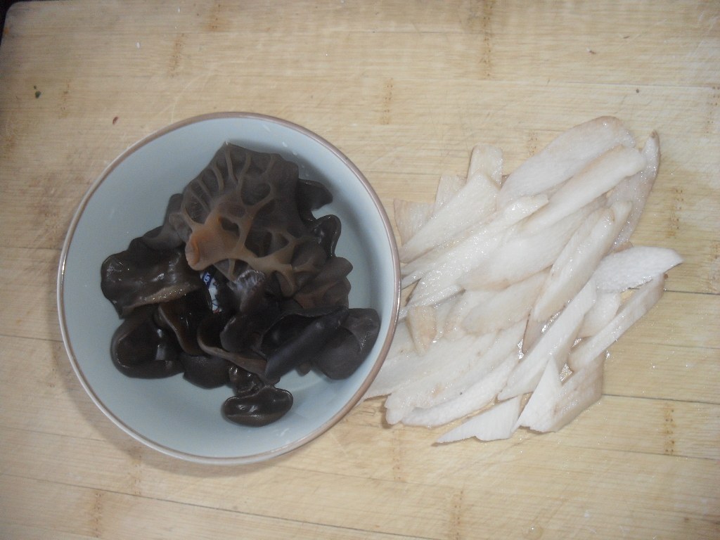 凉拌山药木耳步骤1