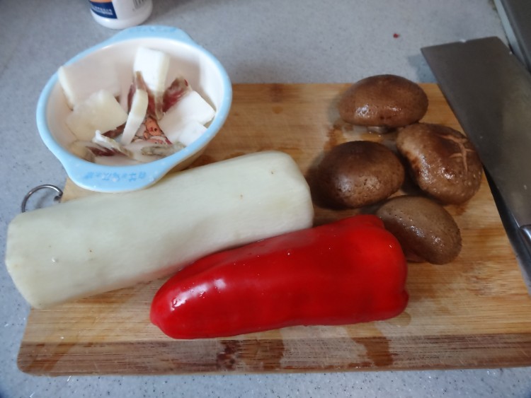 山药香菇咸肉片步骤1