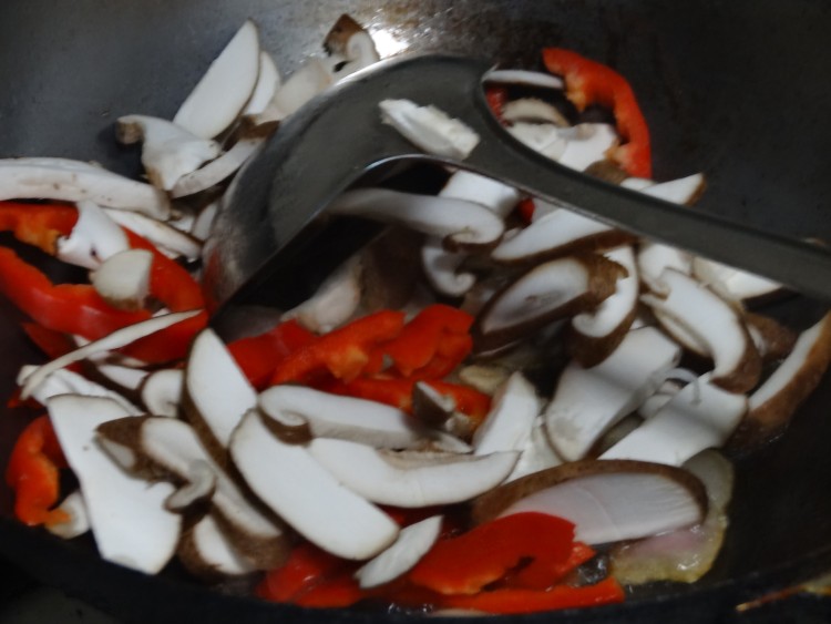 山药香菇咸肉片步骤6