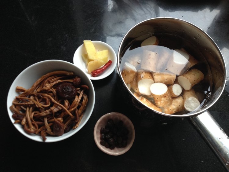 茶树菇山药焖鸡块步骤2