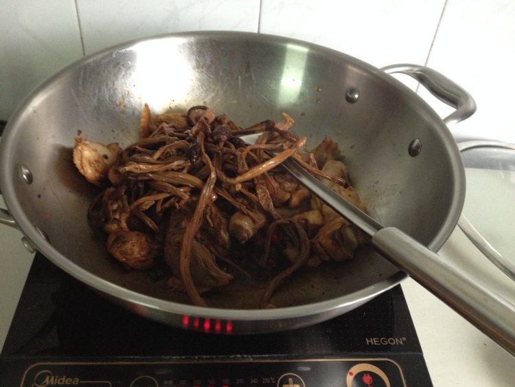 茶树菇山药焖鸡块步骤7