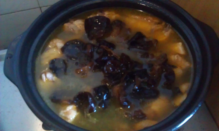 云耳山药炖鸡汤步骤7