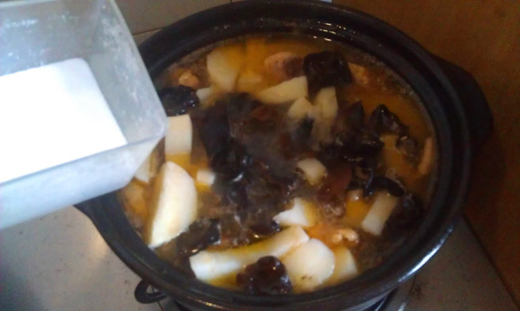 云耳山药炖鸡汤步骤9