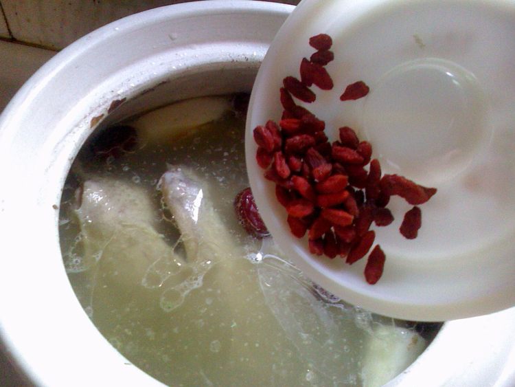 山药煲鸭汤步骤7