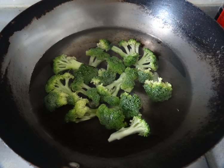 西兰花炒山药步骤3