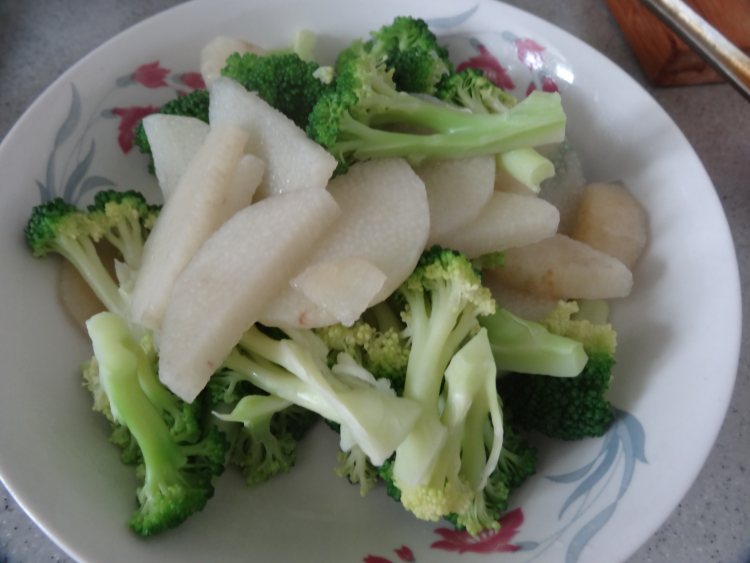 西兰花炒山药步骤4