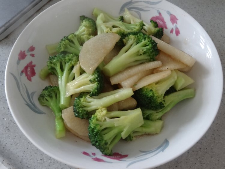 西兰花炒山药步骤8