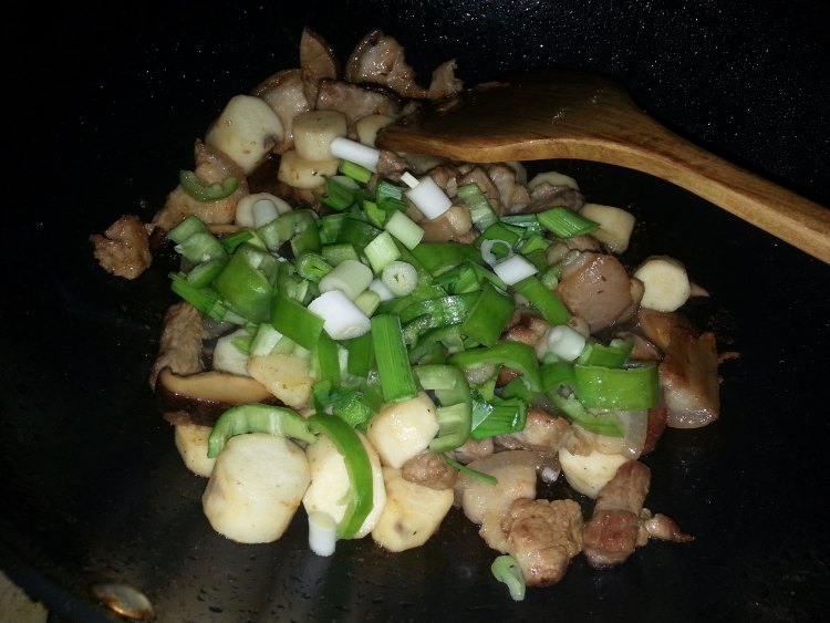 山药香菇炒肉步骤5