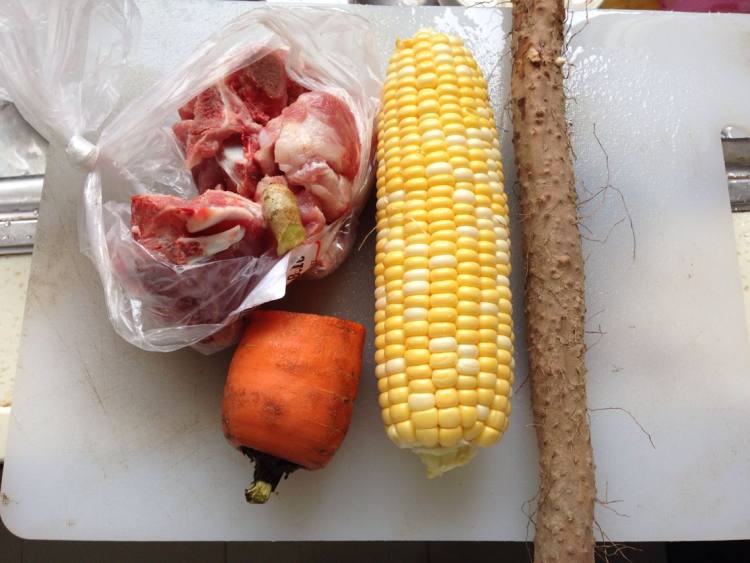 玉米红萝卜骨头汤步骤1