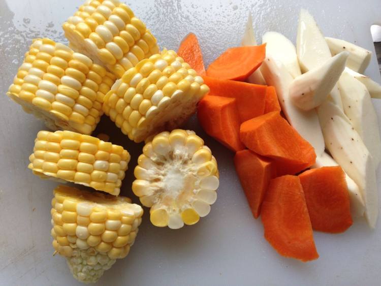 玉米红萝卜骨头汤步骤2