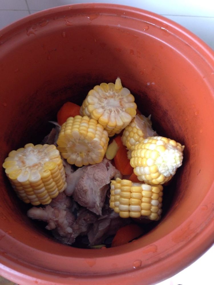 玉米红萝卜骨头汤步骤4