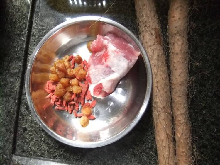 山药桂园瘦肉汤步骤1