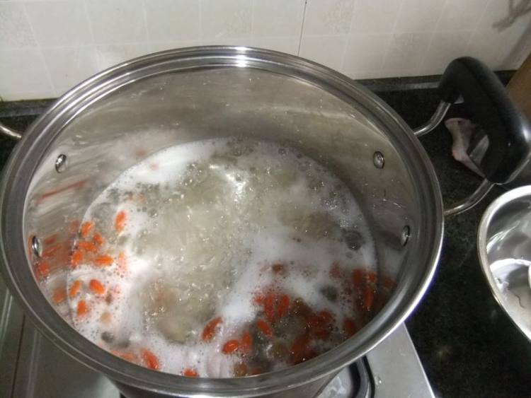 山药桂园瘦肉汤步骤6