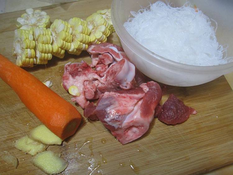 红萝卜玉米筒子骨汤步骤1