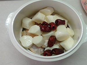 红枣山药炖鸡汤步骤6