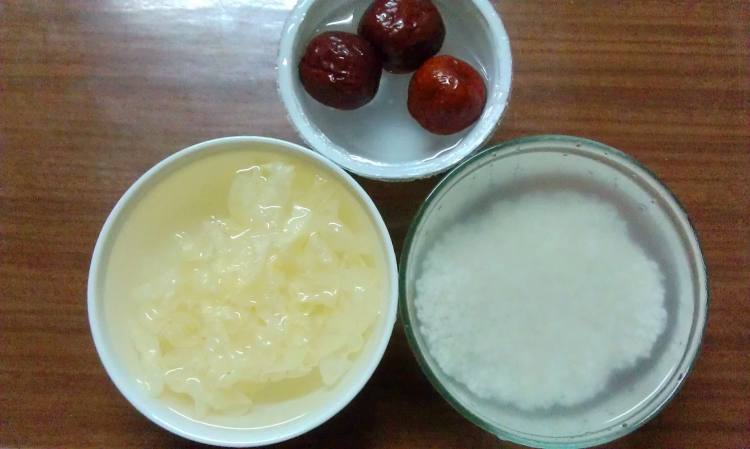 山药红枣银耳粥步骤1